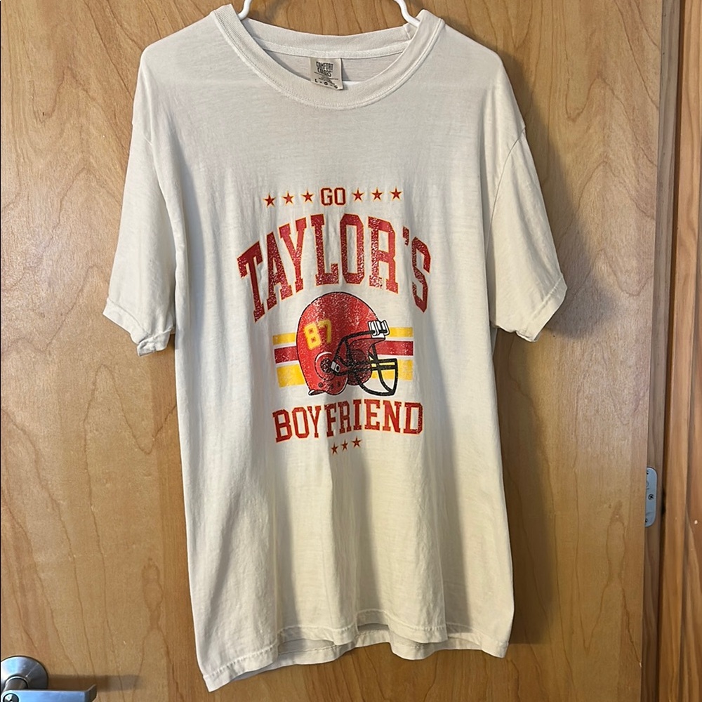 “Go Taylor’s Boyfriend” Kansas City Chiefs Vintage Graphic Tee - Cream and Red